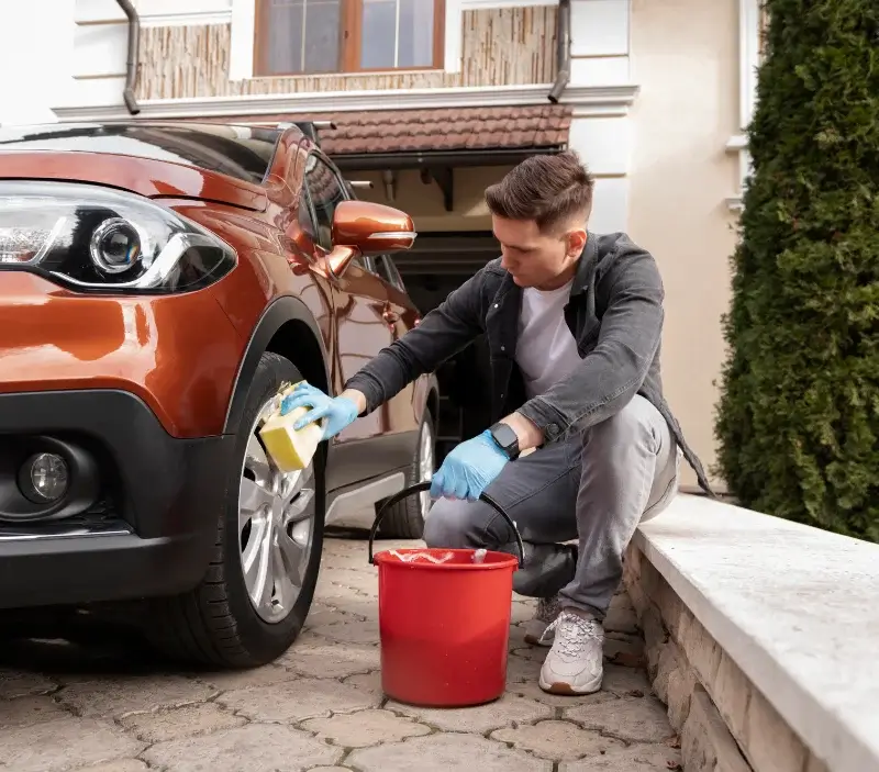 Lavage auto à domicile Jeu-Maloches : professionnel intervenant sur un véhicule